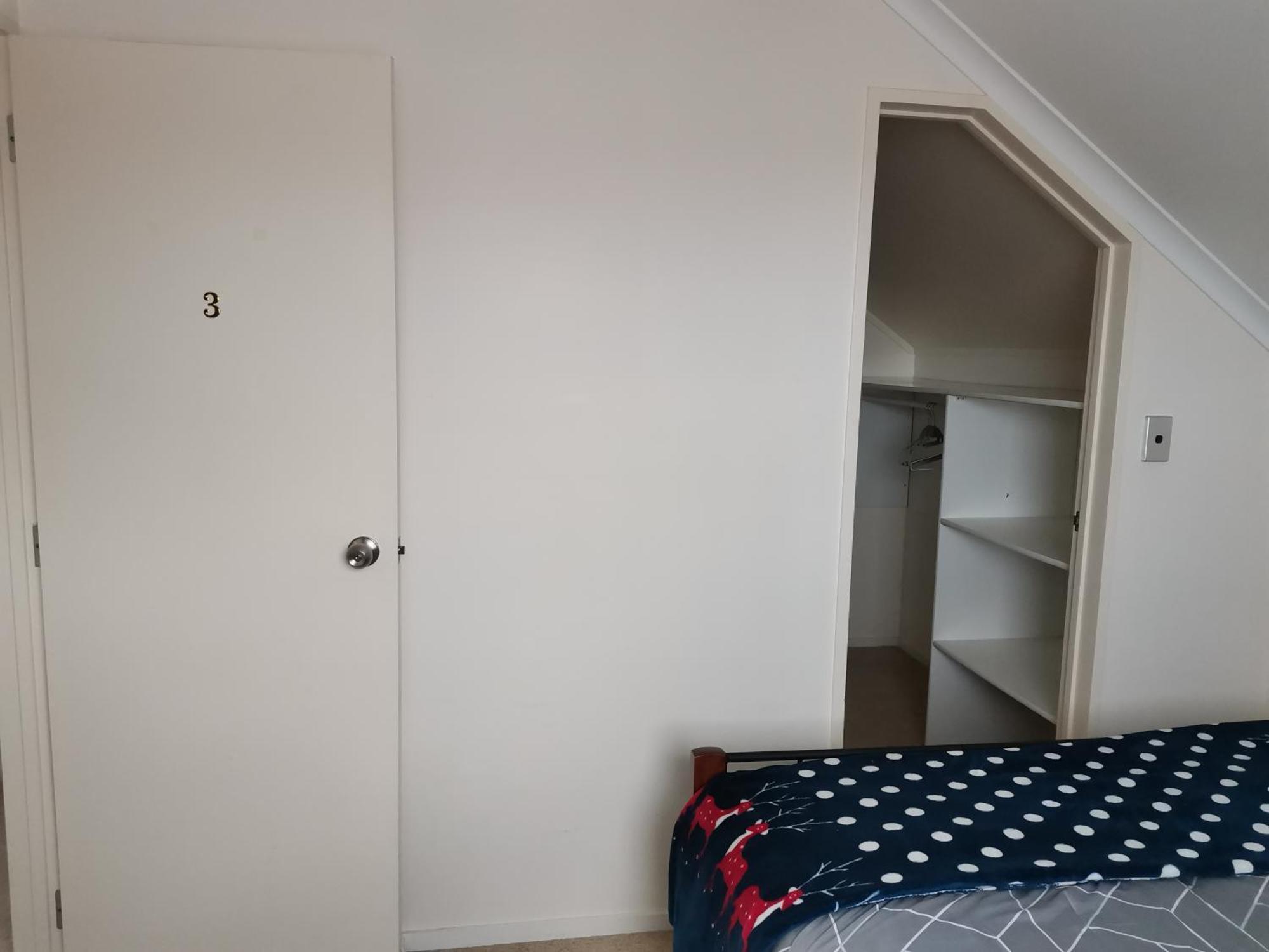 Guest house Queen Bed Room3 Near Half Moon Bay Auckland