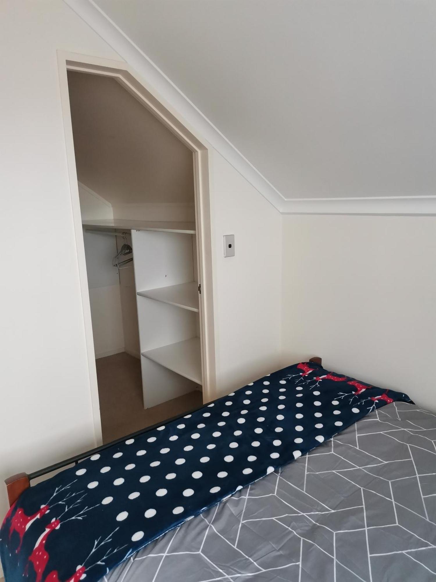Queen Bed Room3 Near Half Moon Bay
